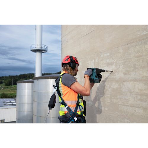 Installation Anschlagpunk mit Akku Bohrschlaghammer