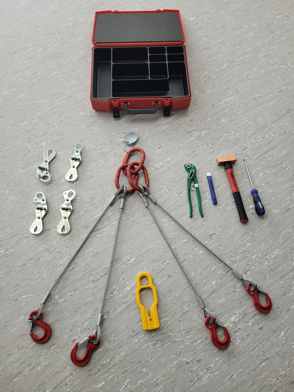 Lastenhebepaket mit Werkzeugkoffer, 4 Scherengreifer (max. 450 kg), 1 Stk. 4-fach Anschlagseil, Kupferhammer,
Wasserpumpenzange, Flachmeißel, Schraubenzieher, Pumpengreifstück