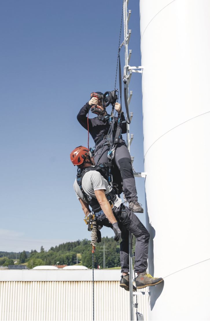 Das Abseil- und Rettungsgerät Liberex+ mit integrierter Hubfunktion ist speziell für professionelle Rettungseinsätze konzipiert und überzeugt durch seine hohe Tragfähigkeit, ein robustes Design und ein automatisches Bremssystem